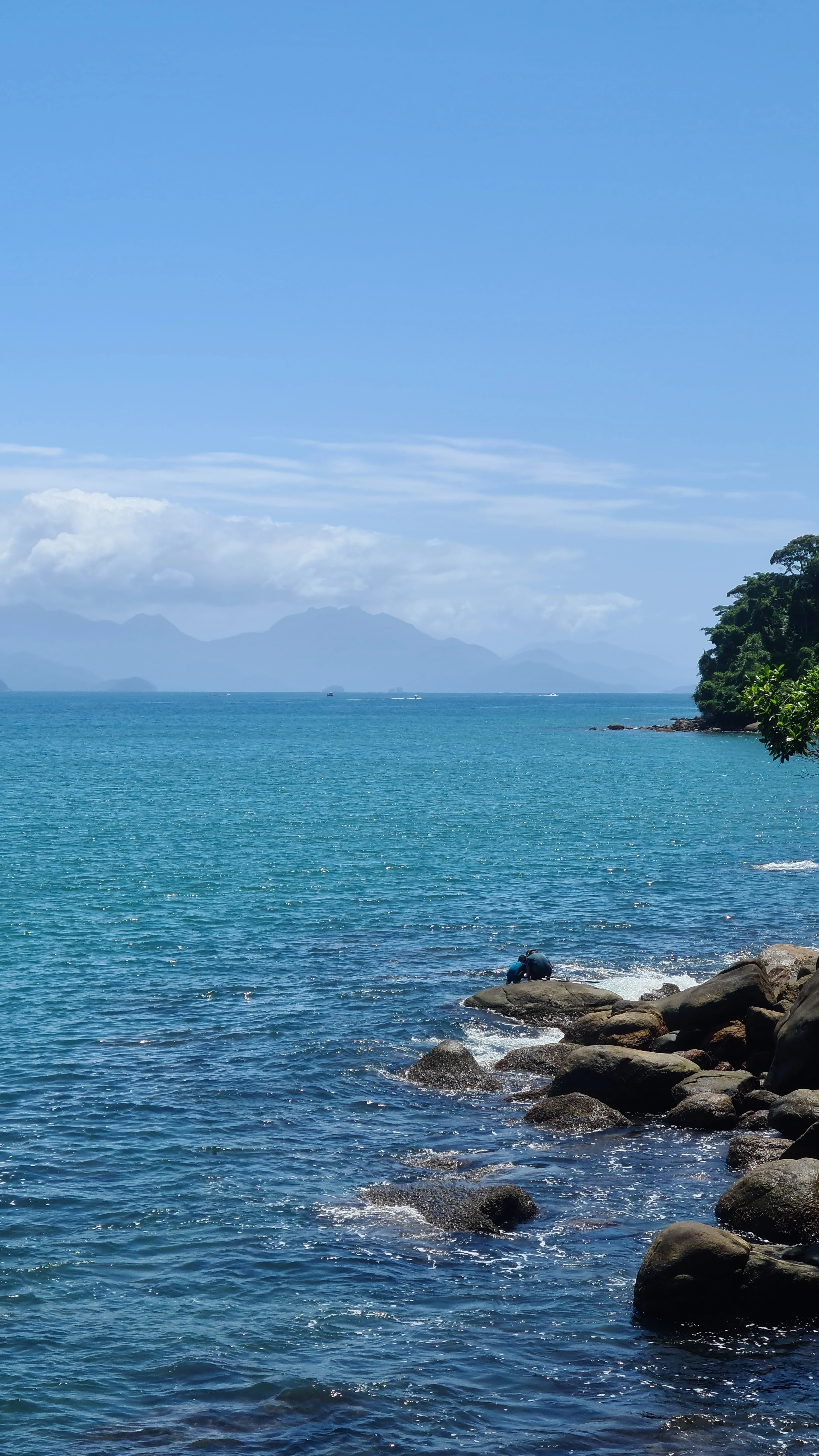 Águas calmas da Praia do Lázaro